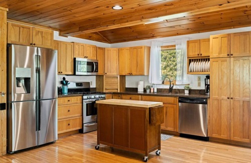 Whittier Cabin | On Mountain Time; close to casino and golf club
