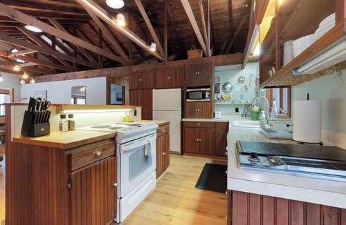 Onekama House | One Cozy Cottage: Summer Days & Starry Nights – Stay Close to the Fun!