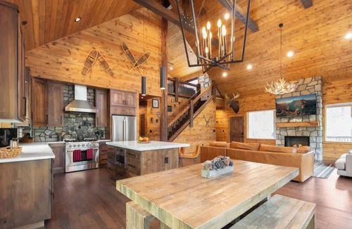 Duck Creek Village Cabin | One of a Kind Cabin w/Covered Deck, Spa, & Games!