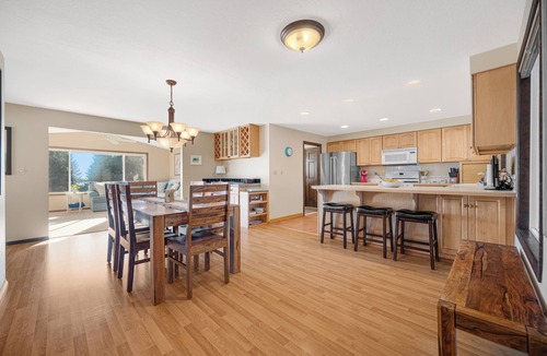 Dundee House | Oregon Wine Country Hillside Retreat w/4 bedrooms, 3 baths.