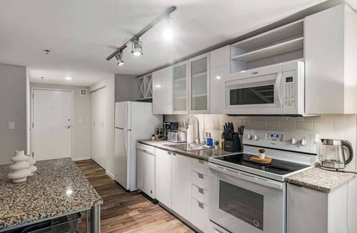 Downtown Cincinnati Apartment | OTR Stadium Loft with Pool & Gym