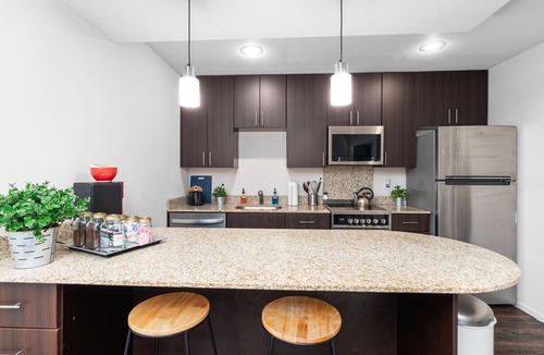 Overland Park Apartment | Overland Park Apartment w/Gym King Bed & Parking