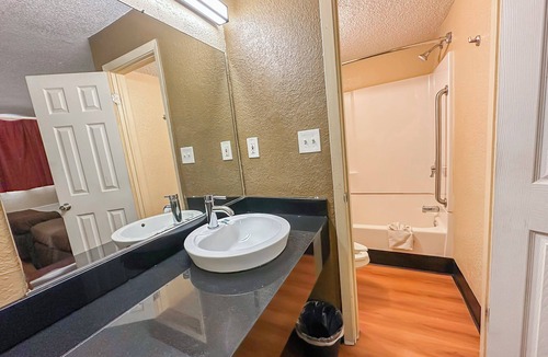 Mobile Hotel | OYO Hotel Mobile, AL I-65 at Airport Blvd