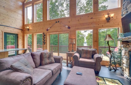 Hayward House | Paddle Ready: Hayward Lake View Retreat w/BBQ