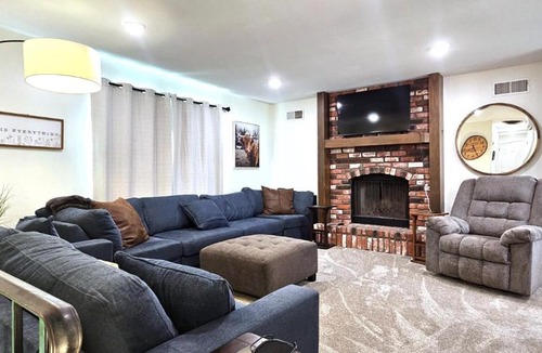 Page House | Paddleboards, Grill, Fire Pit, Air Hockey, WD, Brkfst, Sleeps 20