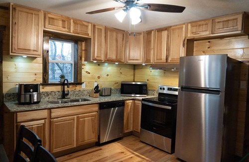 Sevierville Cabin | Paddleboards Kayaks Private Lake Access 3 BR Sleeps 6 King Beds