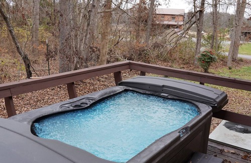 Sevierville Cabin | Paddleboards Kayaks Private Lake Access 3 BR Sleeps 6 King Beds