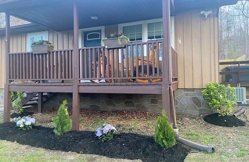 Sevierville Cabin | Paddleboards Kayaks Private Lake Access 3 BR Sleeps 6 King Beds