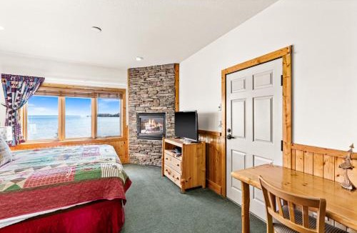 Two Harbors Apartment | Panoramic Lake Views King Bed Studio, Whirlpool and Hot Tub