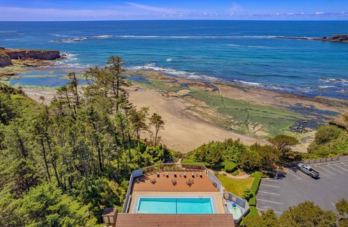 Otter Rock Apartment | Panoramic Loft with King Bed & Full Kitchen