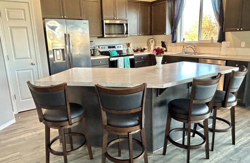 The Dalles House | Panoramic ViewPad: river, deck with fire pit, game room, 5mins to town! Pets ok!