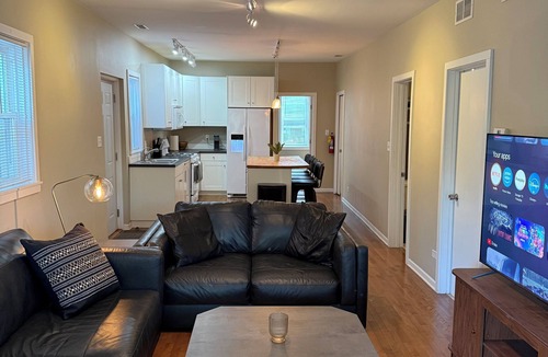 Lower West Side Apartment | Paradise Lounge 3bd apartment in Central Chicago with AC & Balcony