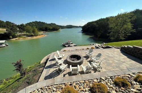Sevierville House | Peaceful Cabin on Lake Outdoor kitchen 3 Patios Firepit 2 Story Dock