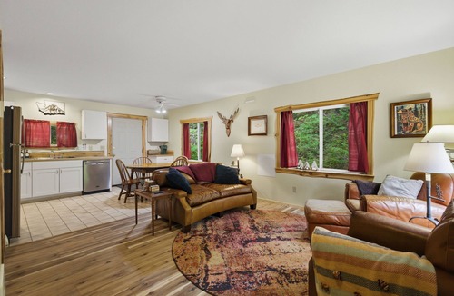 Packwood Cabin | Peaceful Cabin w/Hot Tub Near Mt Rainier