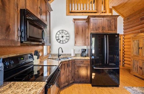 Alton Cabin | Peaceful Cabin with Spectacular Stargazing Hot Tub