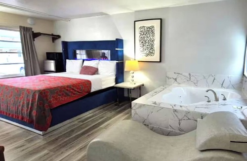 South Holland Hotel | Peaceful & Comfy Room w/Free Parking + Nearby Access to South Holland Metro