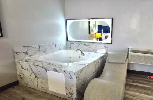South Holland Hotel | Peaceful & Comfy Room w/Free Parking + Nearby Access to South Holland Metro