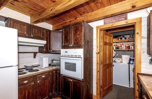 Newberg Cabin | Peaceful Hillside Retreat with Panoramic Valley Views near Wineries in Newberg, Oregon