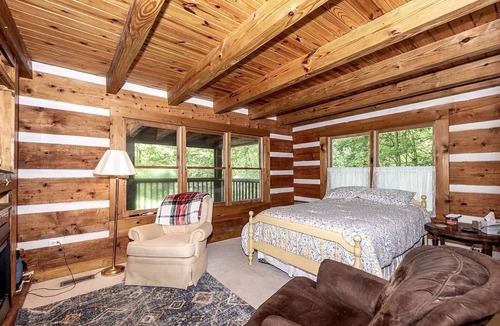 Newberg Cabin | Peaceful Hillside Retreat with Panoramic Valley Views near Wineries in Newberg, Oregon