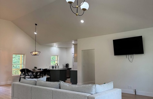 Dickson House | Peaceful Pastures — Spacious Quiet 3BR Countryside Retreat