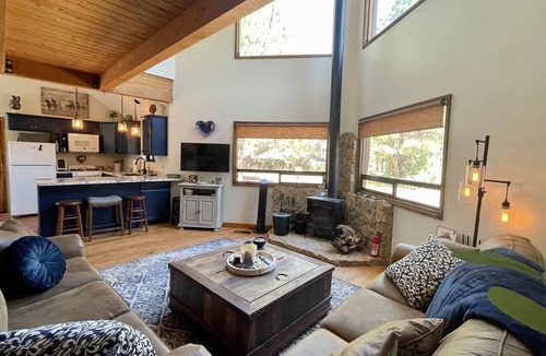 Flagstaff Cabin | Peaceful Pines Cabin -3 fenced acres, trails, slopes, downtown Flagstaff close!