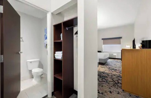 South Baton Rouge Hotel | Peaceful Retreat Near Downtown & Local Attractions w/Indoor Pool Access