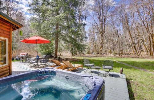 Rhododendron House | Peaceful Rhododendron Cabin w/Fire Pit & Hot Tub!