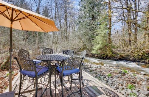 Rhododendron House | Peaceful Rhododendron Cabin w/Fire Pit & Hot Tub!