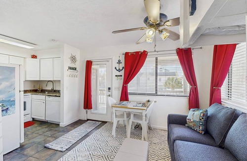 Holiday Beach Apartment | Peaceful studio beach condo with shared pool & full W/D