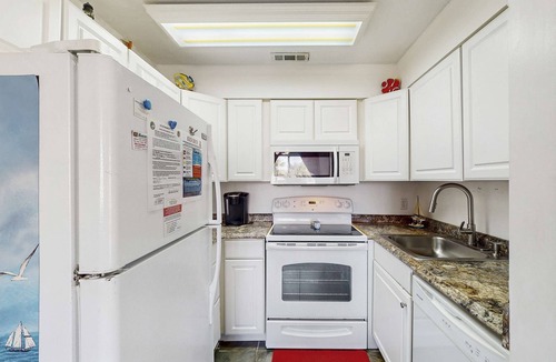 Holiday Beach Apartment | Peaceful studio beach condo with shared pool & full W/D