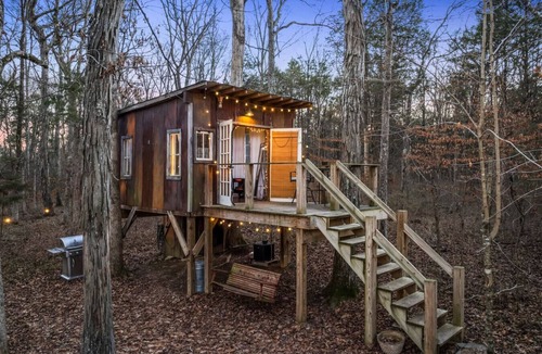 Mount Juliet Cabin | Peaceful Treehouse | Firepit + Grill*Pet Friendly!