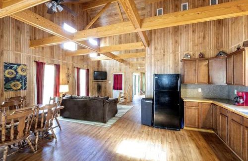 Zwolle House | Peaceful Waterfront Cabin with Private Pond Near Zwolle, Louisiana