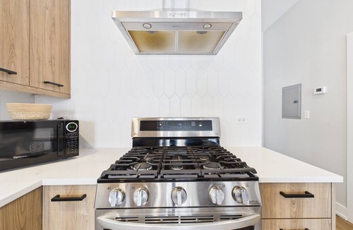 West Town Apartment | Peaceful Zen Flat 2BR Oasis with Free Parking