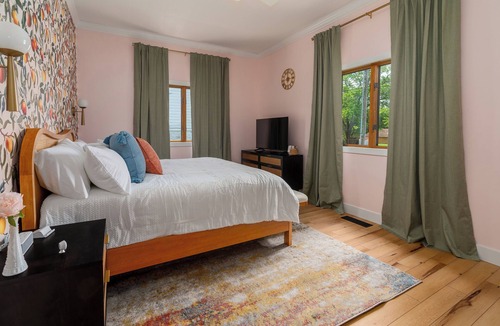 Cobden Hotel | Peach Tree Inn, downtown Cobden