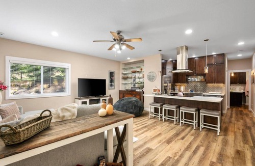 Hillsboro House | Peaks View Bunk House