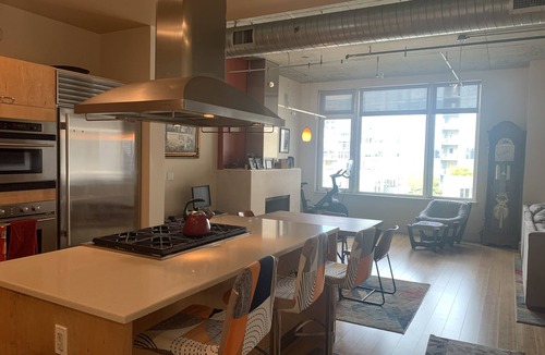 Pearl District Condo | Pearl District, Penthouse Terrace Unit- 2 decks , 1 block from Fields park,