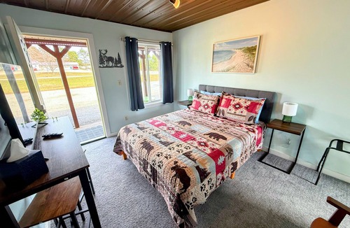 Rapid River Hotel | Peninsula Point Lodge