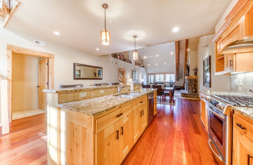 Government Camp Condo | Penthouse condo w/mountain views & shared pool/hot tub - close to ski access