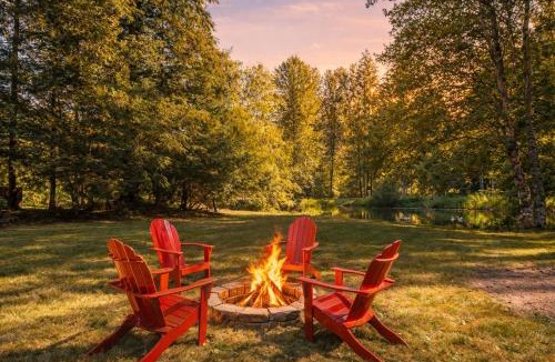 Paradise Estates House | Perch - Red Cabin On The Lake
