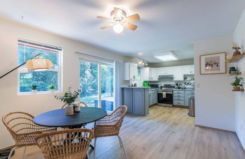 Paradise Estates Cabin | Perch - Ruby Lodge: Cozy Cabin w/King bed | Pet Friendly