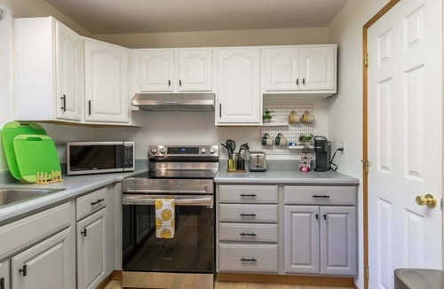 Paradise Estates Cabin | Perch - Ruby Lodge: Cozy Cabin w/King bed | Pet Friendly