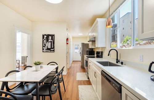 Uptown Oakland House | Perfect 6-bedroom Home in Uptown - Mins to San Francisco. Perfect getaway