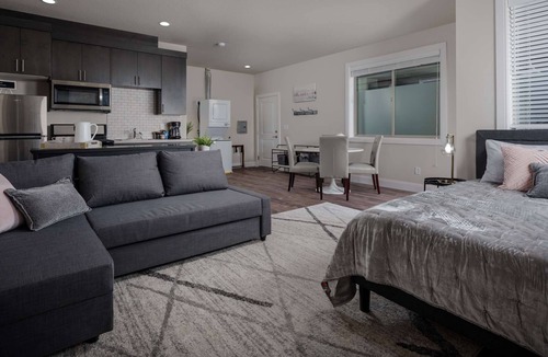 Milwaukie Condo | Perfect Couples Escape! Next to MAX Station ~ 7Miles 2 Downtown ~ Pet Friendly ~ Bright & Open