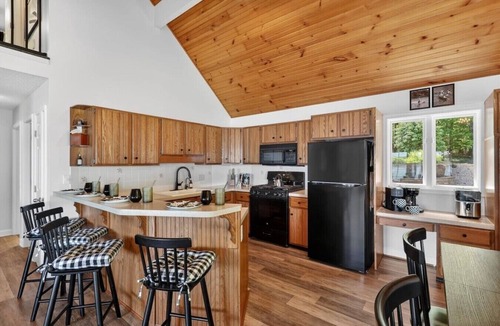 Fremont House | Perfect Storm: Hot Tub, Sleeps 10, Sandy Beach