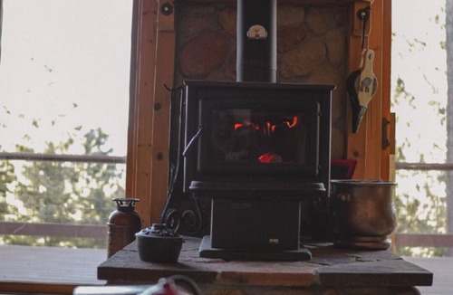 Crescent Cabin | Perfect 3-bedroom cabin in tranquil Crescent Lake Oregon with AC