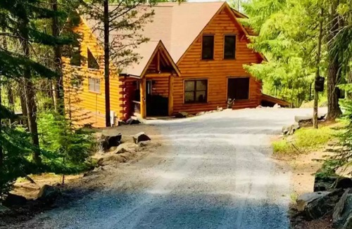 Crescent Cabin | Perfect 3-bedroom cabin in tranquil Crescent Lake Oregon with AC