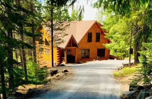 Crescent Cabin | Perfect 3-bedroom cabin in tranquil Crescent Lake Oregon with AC