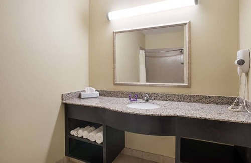 Saint Landry Hotel | Perfect Vacation Choice in Bunkie! 3 Units, Outdoor Pool, Free Bfast & Parking!