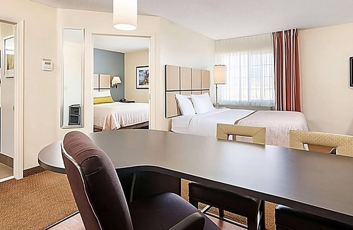 Warrenville Hotel | Pet-friendly Accommodation in Northern Chicago w/Full Kitchens - Self Parking