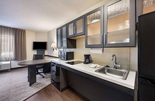 North Arlington Hotel | Pet-friendly Accommodation Near Hurricane Harbor Arlington! Parking, Pool!
